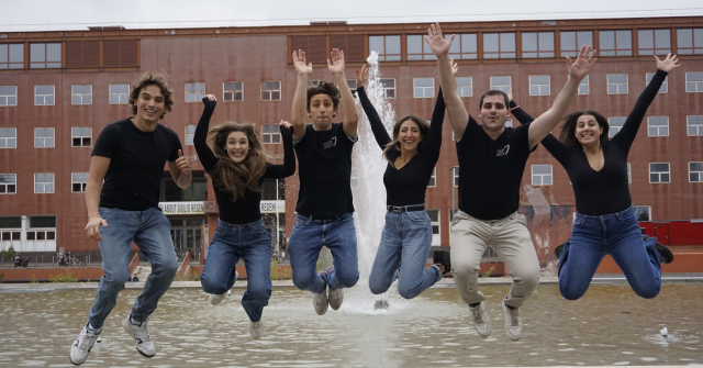 studenti che saltano con lo sfondo di UNIMIB