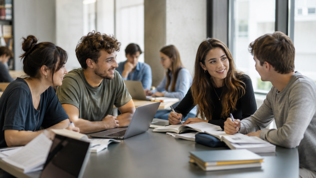 Studenti che studiano in università